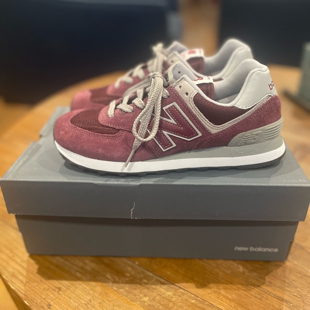 Women’s Burgundy New Balance 574, size 7.5 - Picture 2 of 7